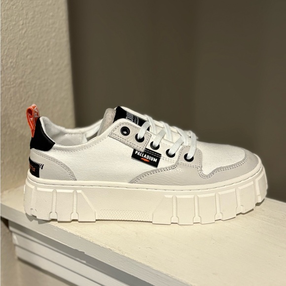 Palladium Pallatower Lo Star White Leather Platform Sneaker  Womens 6 Youth 4.5Y - Picture 2 of 10